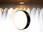 Lampe LED rechargeable à luminosité réglable avec des chemises suspendues dans un placard en fond