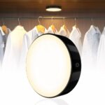 Lampe LED rechargeable à luminosité réglable Lampe LED rechargeable à luminosité réglable avec des chemises suspendues dans un placard en fond