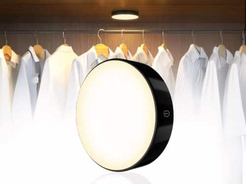 Lampe LED rechargeable à luminosité réglable avec des chemises suspendues dans un placard en fond