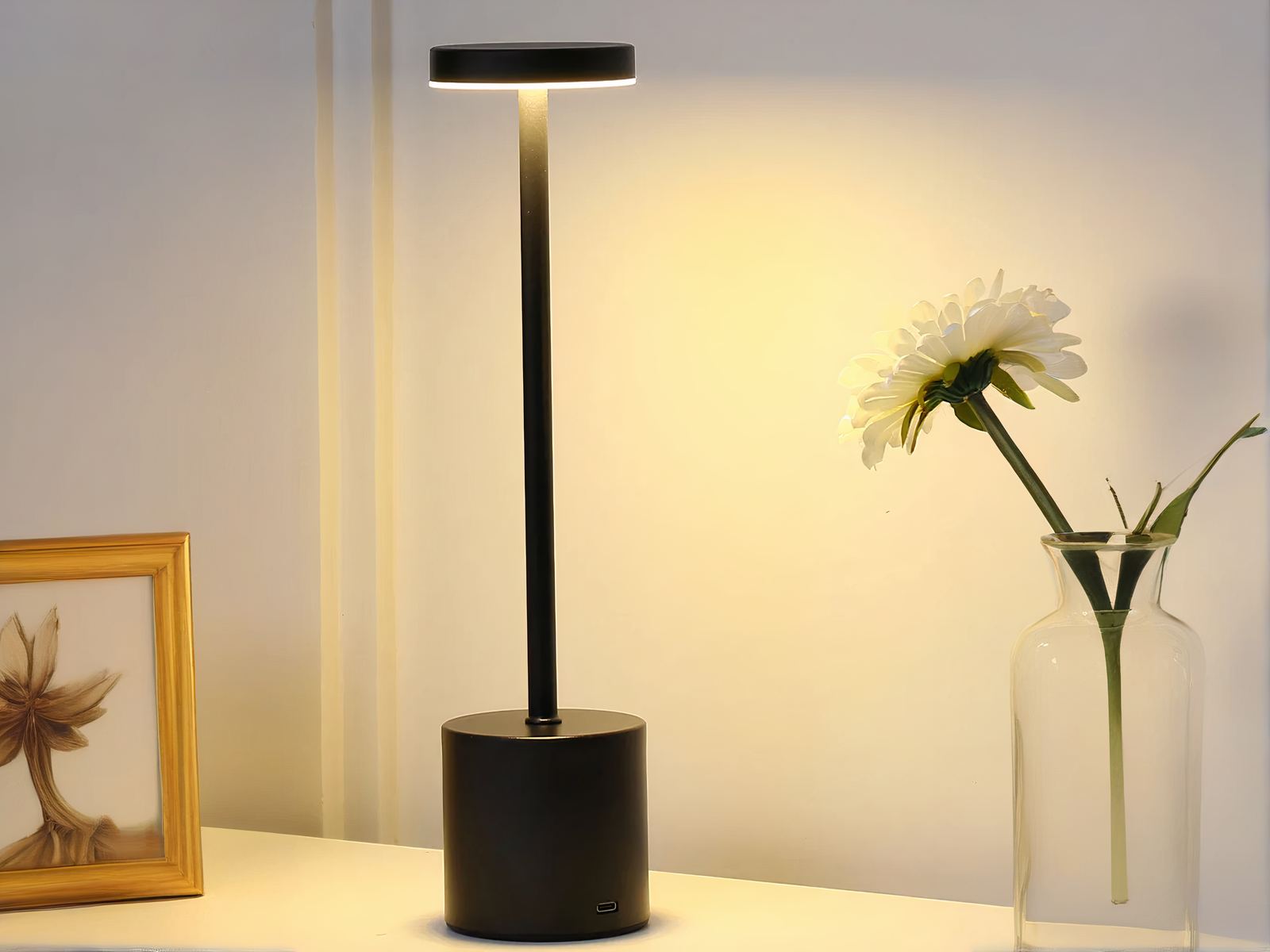 Lampe LED rechargeable luxueuse et sophistiquée avec une fleur à droite