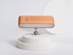 Lampe LED rechargeable style épuré et moderne sur un socle blanc avec un fond gris
