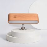 Lampe LED rechargeable style épuré et moderne Lampe LED rechargeable style épuré et moderne sur un socle blanc avec un fond gris