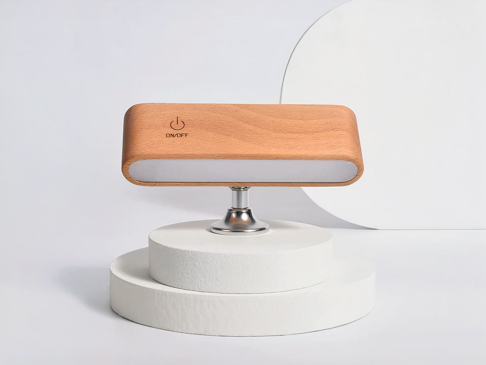 Lampe LED rechargeable style épuré et moderne sur un socle blanc avec un fond gris