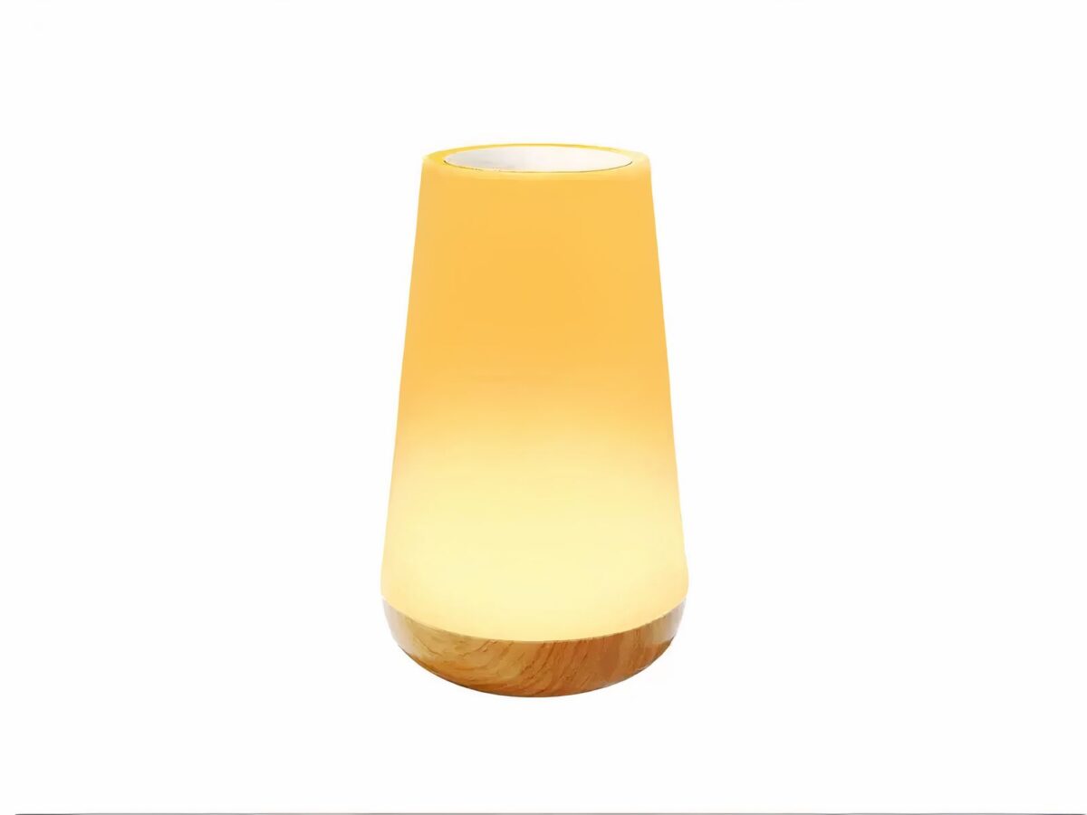 Lampe LED rechargeable tactile et télécommandée sur fond blanc