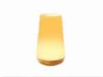 Lampe LED rechargeable tactile et télécommandée sur fond blanc