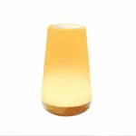 Lampe LED rechargeable tactile et télécommandée sur fond blanc