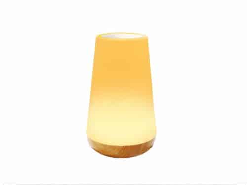 Lampe LED rechargeable tactile et télécommandée sur fond blanc