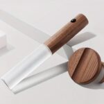 Lampe LED sans fil effet bois avec détecteur Lampe LED sans fil effet bois avec détecteur sur fond gris