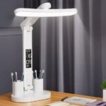 Lampe LED sans fil fonctionnelle de bureau Lampe LED sans fil fonctionnelle de bureau posée sur un bureau avec des livres et des stylos