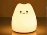 Lampe LED sans fil lumineuse pour enfant sur fond marron