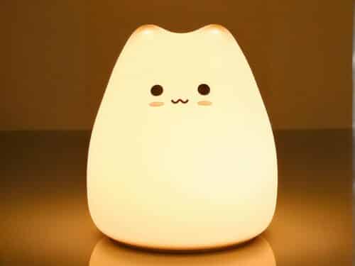 Lampe LED sans fil lumineuse pour enfant sur fond marron