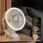 Lampe LED sans fil style ventilateur lumineux Lampe LED sans fil style ventilateur lumineux posée sur une table de nuit