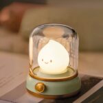 Lampe LED sans fil veilleuse enchantée posée sur un livre