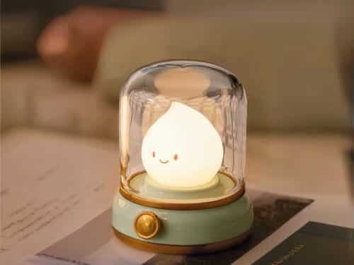Lampe LED sans fil veilleuse enchantée posée sur un livre