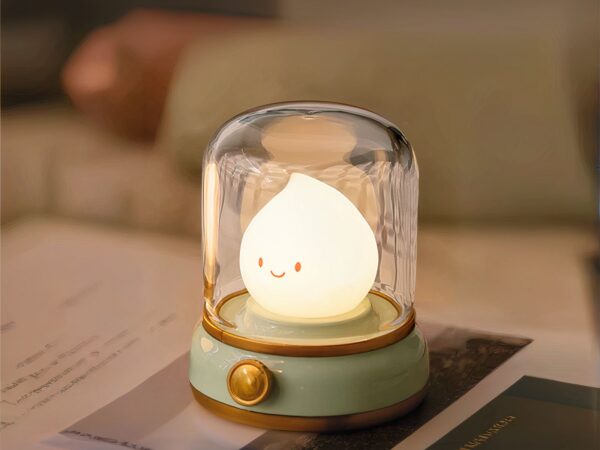 Lampe LED sans fil veilleuse enchantée posée sur un livre