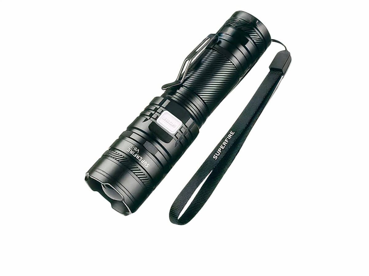 Lampe torche LED noire à haute puissance Lampe torche LED noire à haute puissance sur fond blanc