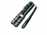 Lampe torche LED noire à haute puissance sur fond blanc