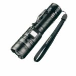 Lampe torche LED noire à haute puissance Lampe torche LED noire à haute puissance sur fond blanc