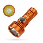Lampe torche LED orange pratique et étanche Lampe torche LED orange pratique et étanche sur fond blanc