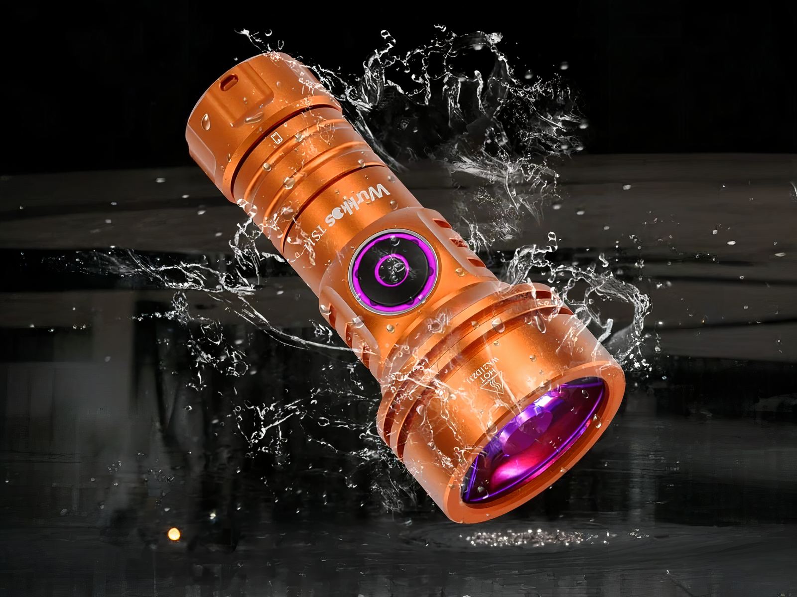 Lampe torche LED orange pratique et étanche
