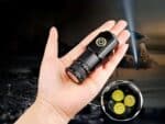 Lampe torche LED pratique petit format posée dans une main