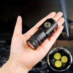 Lampe torche LED pratique petit format Lampe torche LED pratique petit format posée dans une main