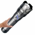 Lampe torche LED puissante et légère Lampe torche LED puissante et légère dans une main et sur fond blanc