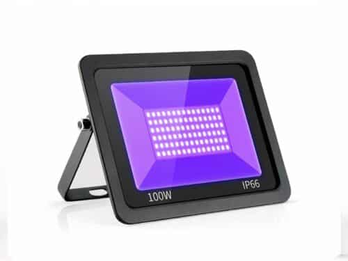 Lampe UV LED étanche en aluminium, et de couleur noir avec son écran violet, sur un fond blanc.