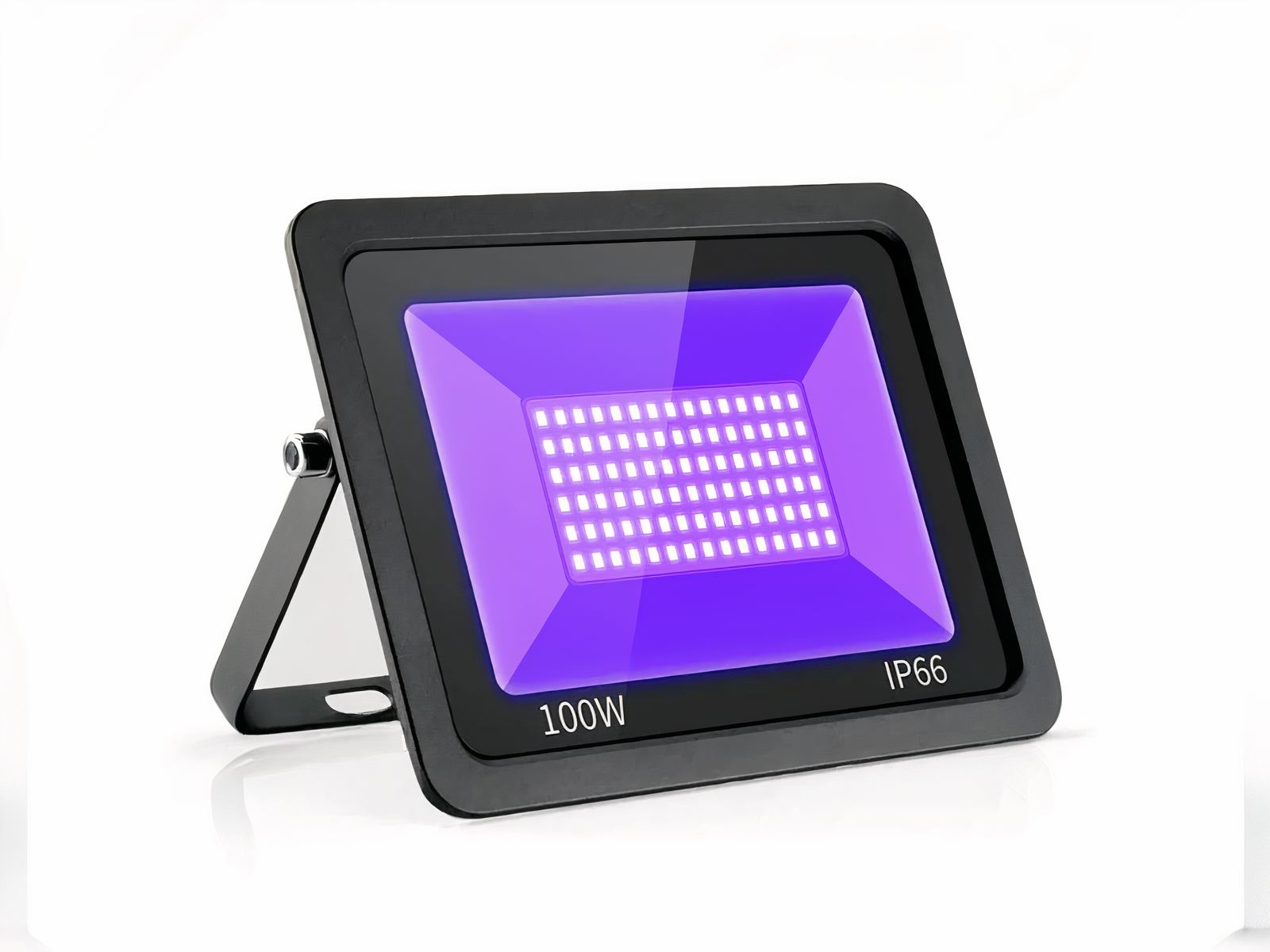 Lampe UV LED étanche en aluminium, et de couleur noir avec son écran violet, sur un fond blanc.