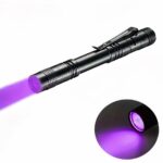 Lampe UV LED étanche style lampe de poche noire, sur un fond blanc.