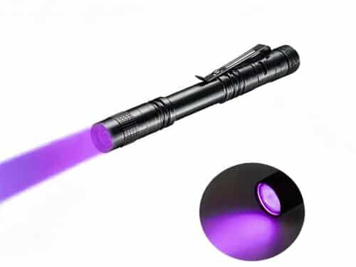 Lampe UV LED étanche style lampe de poche noire, sur un fond blanc.