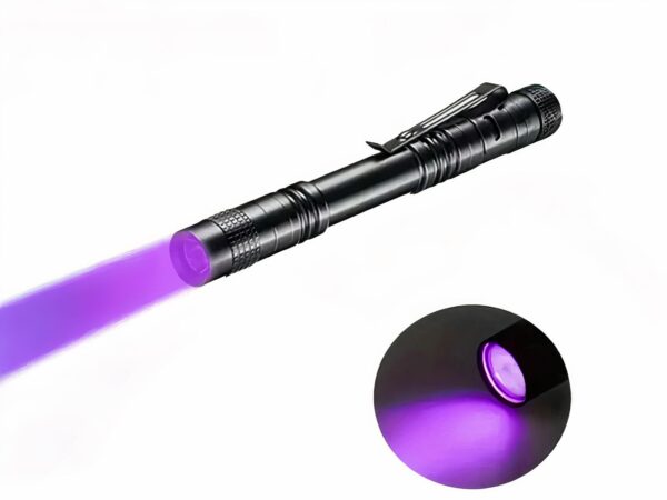 Lampe UV LED étanche style lampe de poche noire, sur un fond blanc.