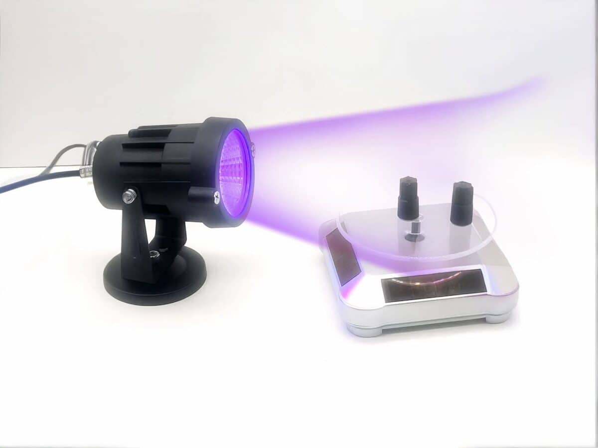 Lampe UV LED noire petit format avec interrupteur Lampe UV LED noire petit format avec interrupteur, sur un fond blanc.