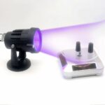 Lampe UV LED noire petit format avec interrupteur Lampe UV LED noire petit format avec interrupteur, sur un fond blanc.