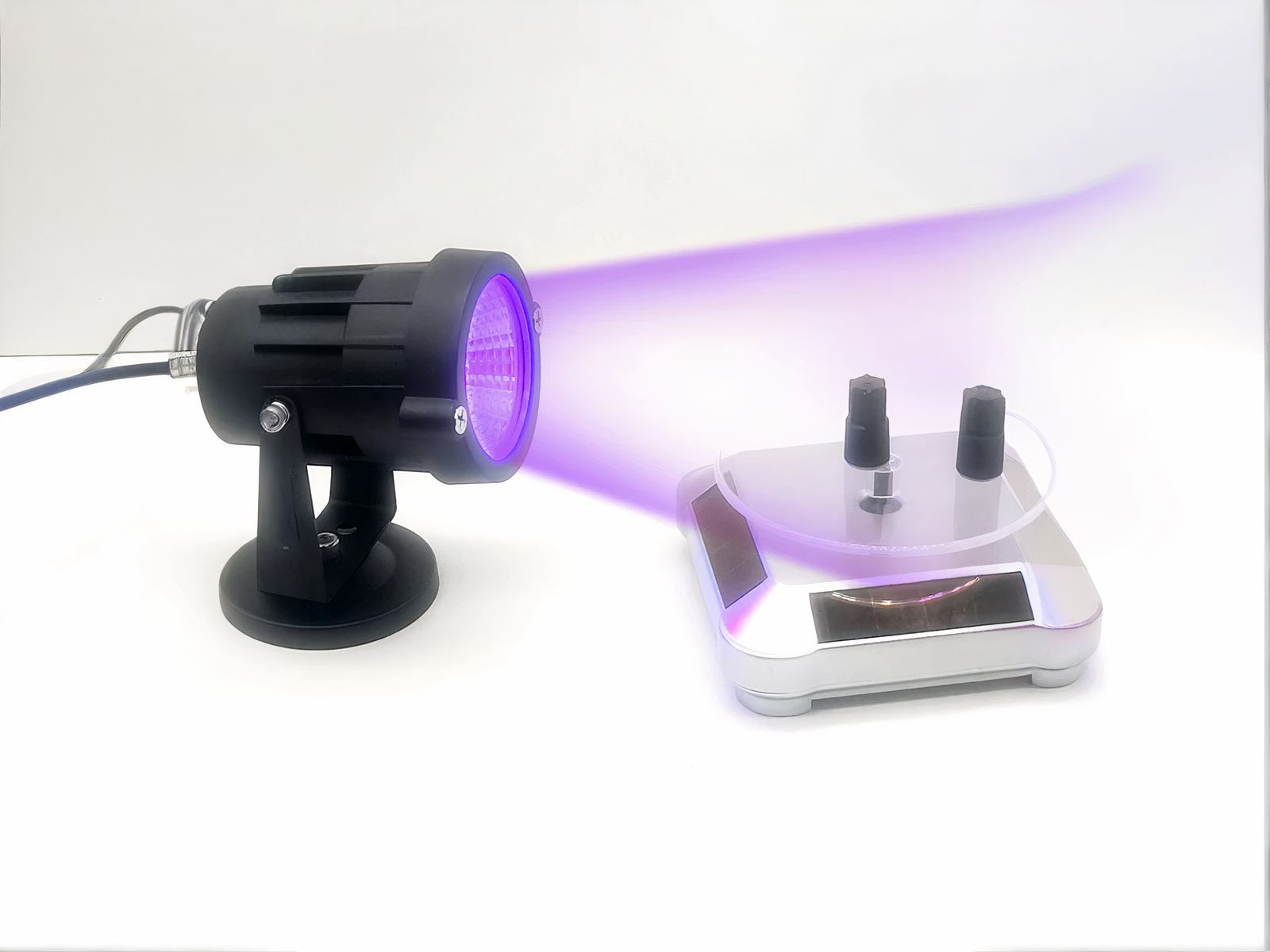 Lampe UV LED noire petit format avec interrupteur, sur un fond blanc.