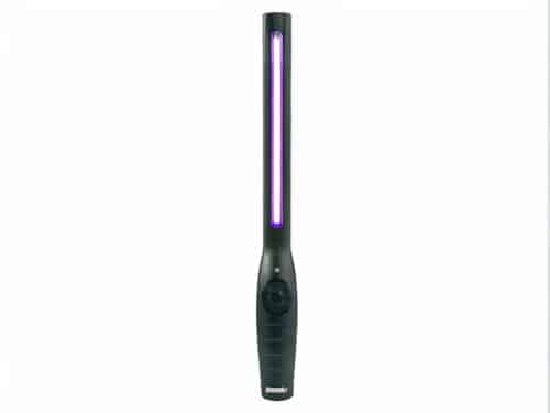Lampe UV LED portable de désinfection, de couleur noire, sur un fond blanc.