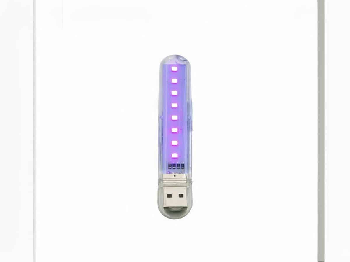 Lampe UV LED portable et USB Lampe UV LED portable et USB, sur un fond blanc.