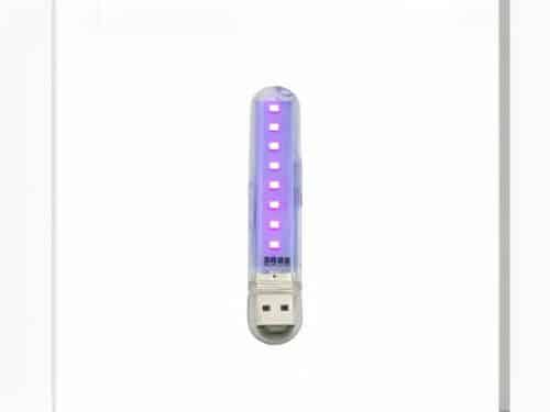 Lampe UV LED portable et USB, sur un fond blanc.