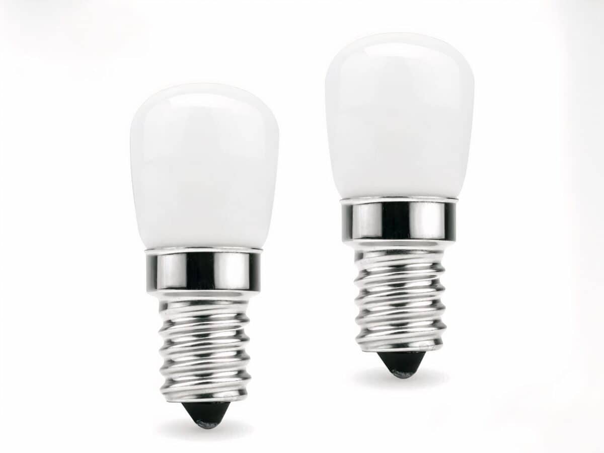 Lot 2 ampoules LED E14 petit format Lot 2 ampoule LED E14 petit format sur fond blanc.