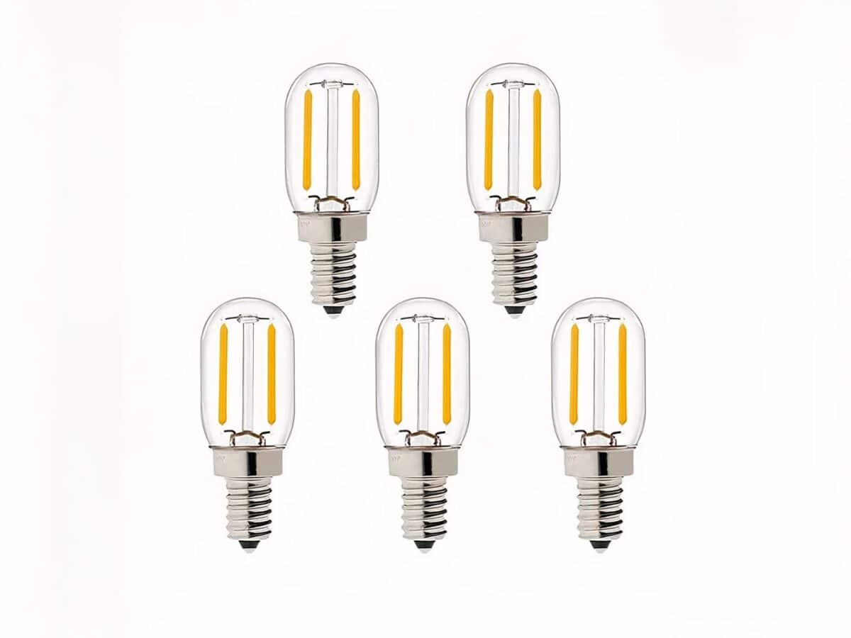 Lot 5 ampoules LED E14 filament tubulaire Lot 5 ampoules LED E14 tubulaire à filament jaune, sur fond blanc.