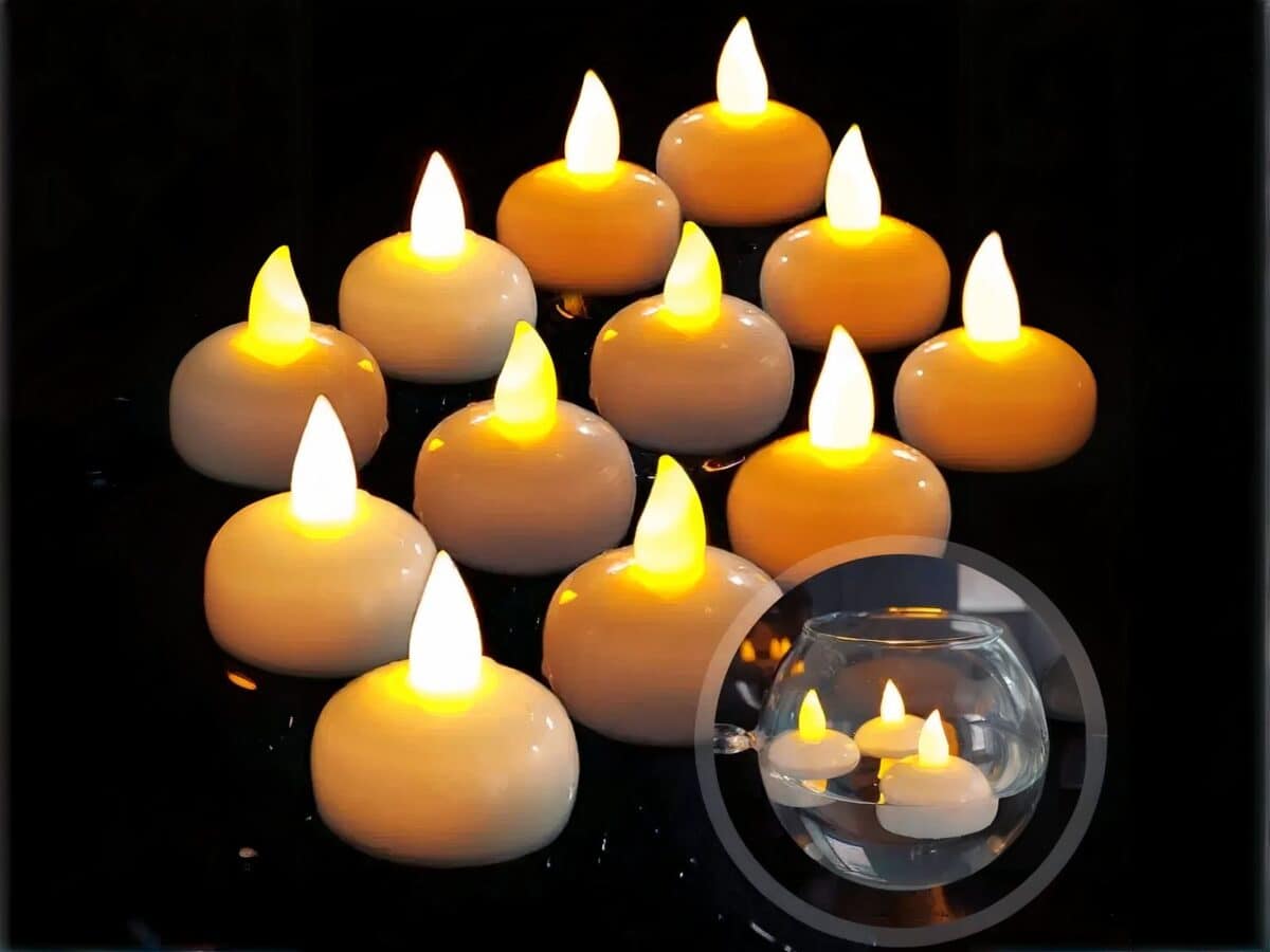 Lot de 12 bougies LED à flamme vacillante flottantes cylindriques Lot de 12 bougies LED à flamme vacillante flottantes cylindriques, sur un fond noir.