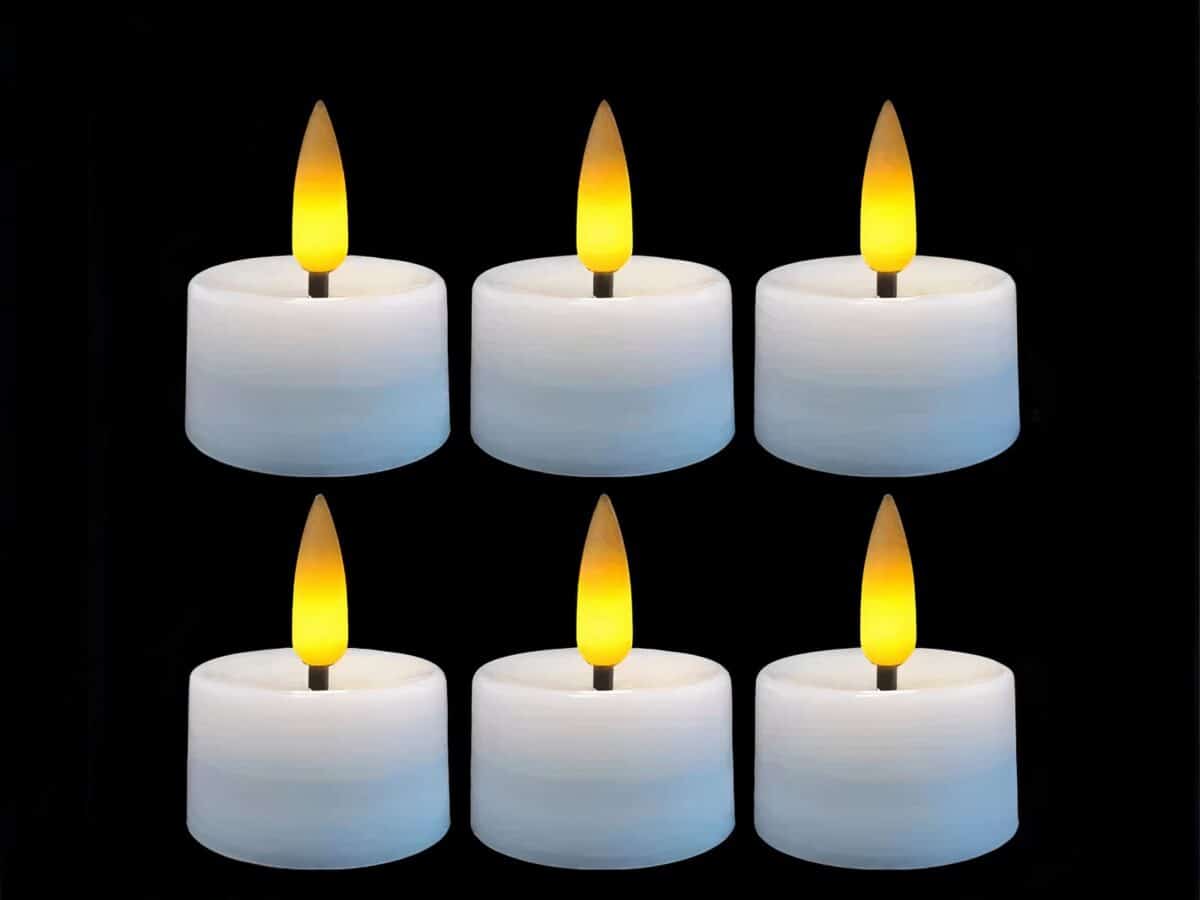 Lot de 6 bougies LED flamme vacillante avec lumière jaune Lot de 6 bougies LED flamme vacillante avec lumière jaune, sur un fond noir.