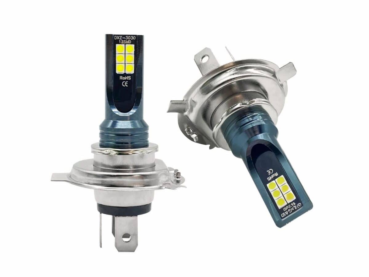 Lot de deux ampoules h4 LED durables pour voiture Lot de deux ampoules h4 LED durables pour voiture sur fond blanc