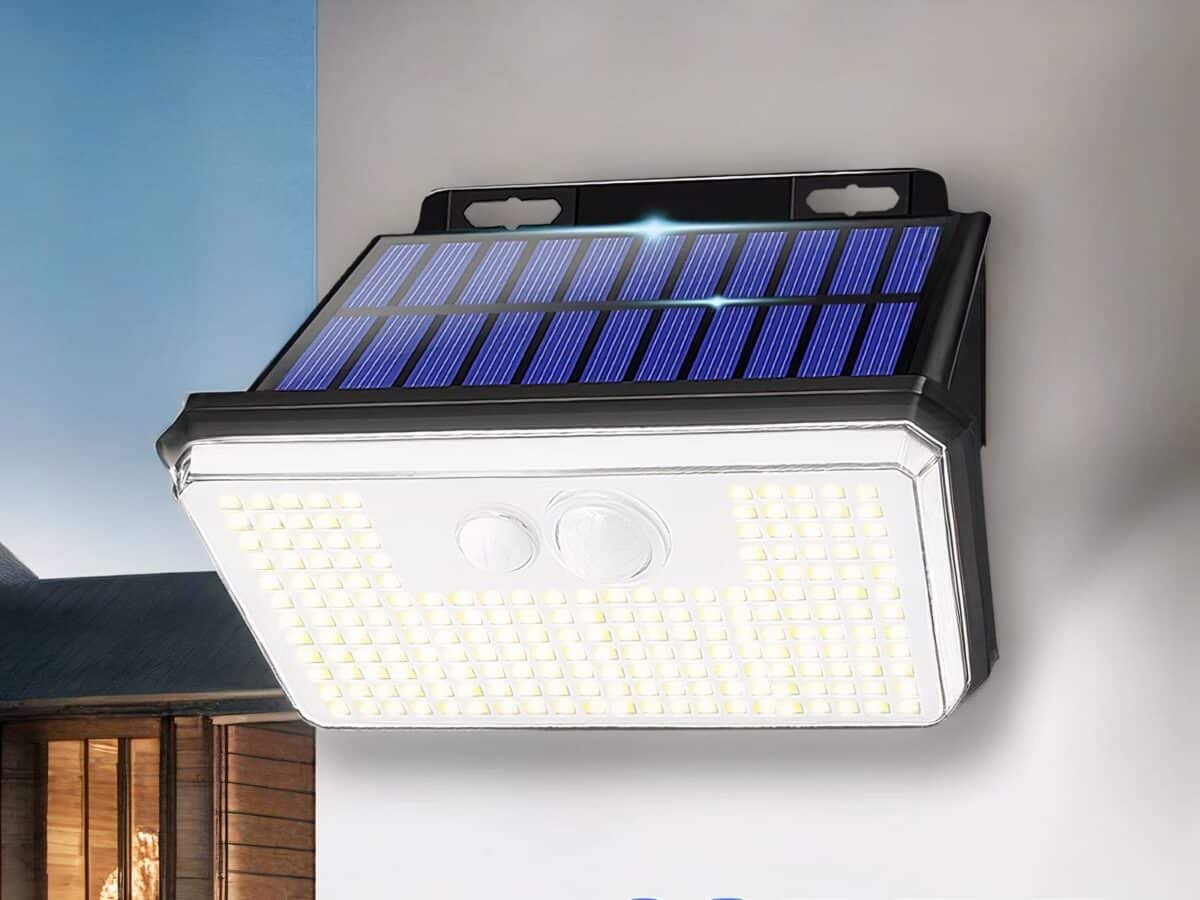 Lot de deux projecteurs extérieur LED avec détecteur pratiques et résistants Lot de deux projecteurs extérieur LED avec détecteur pratiques et résistants installé sur un mur
