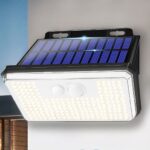 Lot de deux projecteurs extérieur LED avec détecteur pratiques et résistants Lot de deux projecteurs extérieur LED avec détecteur pratiques et résistants installé sur un mur