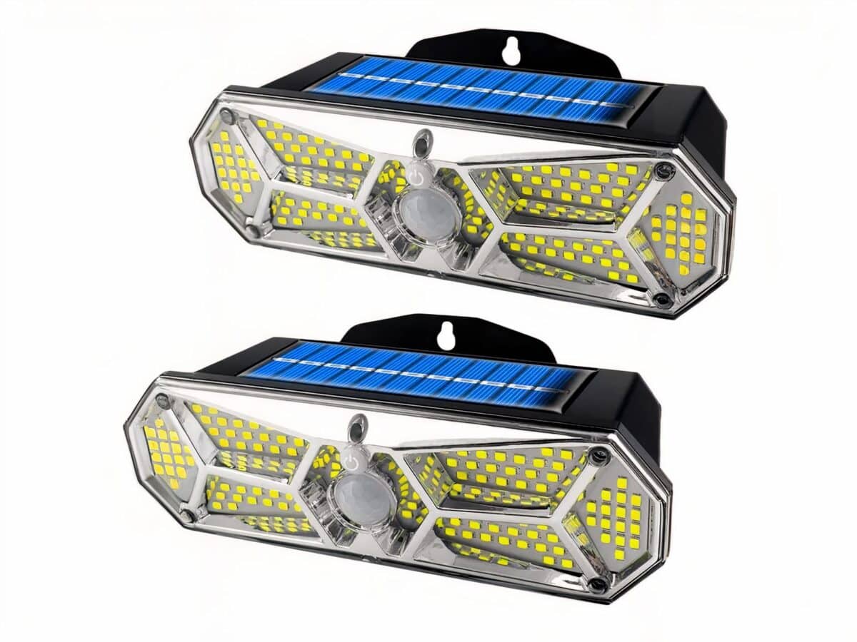 Lot de deux projecteurs extérieur LED avec détecteur précis à haute luminosité Lot de deux projecteurs extérieur LED avec détecteur précis à haute luminosité sur fond blanc