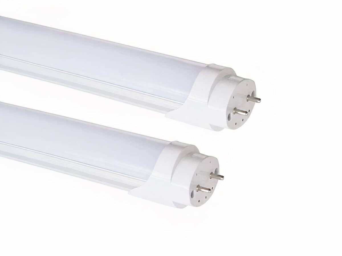 Lot de deux tubes LED fluorescents et pratiques Lot de deux tubes LED fluorescents et pratiques sur fond blanc