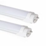 Lot de deux tubes LED fluorescents et pratiques Lot de deux tubes LED fluorescents et pratiques sur fond blanc