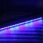 Lot de deux tubes néon LED décoratifs et modernes Lot de deux tubes néon LED décoratifs et modernes allumés dans le noir