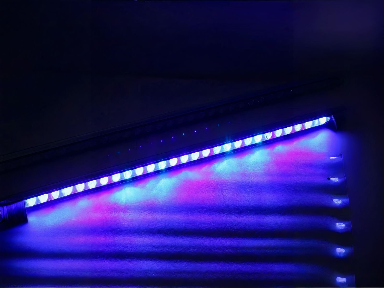 Lot de deux tubes néon LED décoratifs et modernes allumés dans le noir